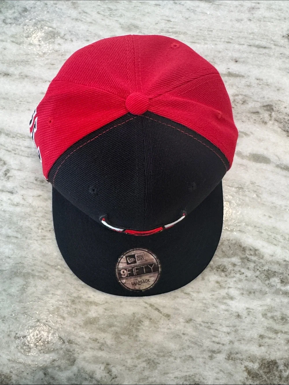 New Era 9FIFTY SnapBack Chicago Bulls Embroidered Logo Red Black Two Tone Sports